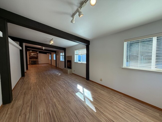 Building Photo - 1 Bed 1.5 Bath MIL with Secure Gate Entrance