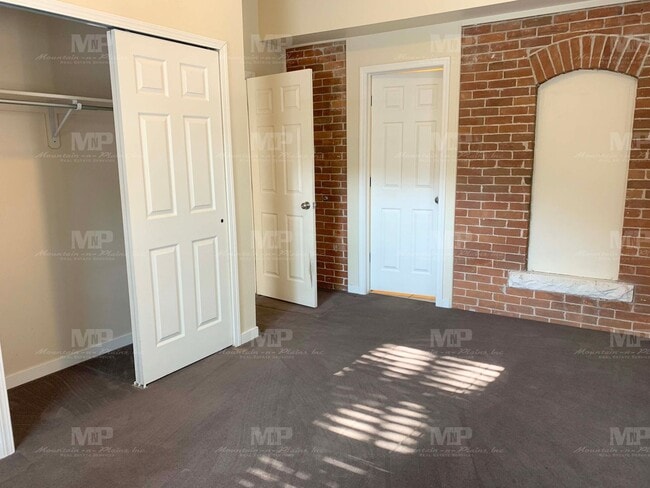 Building Photo - House on Howes!