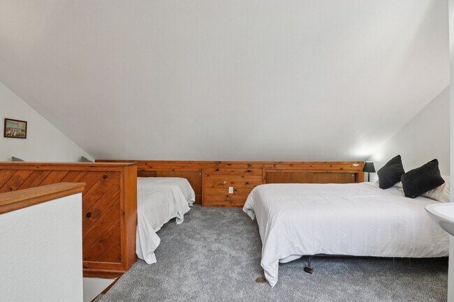 Building Photo - Serenity and Views with this 3 bedroom/3Bathroom Townhome in Buffalo Ridge