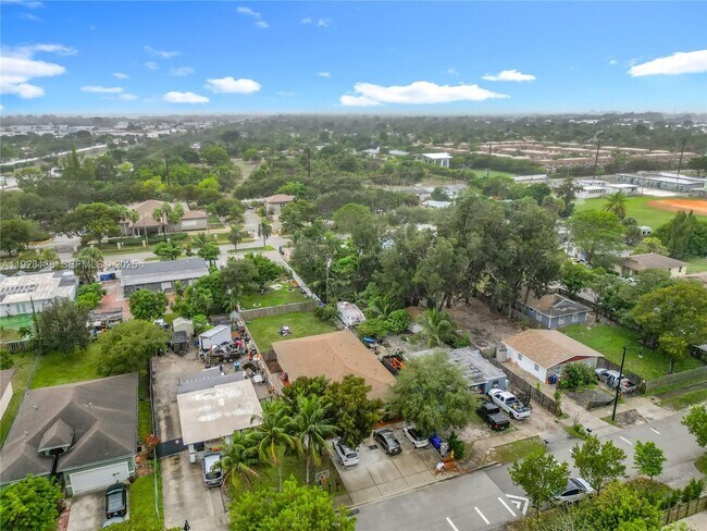 Building Photo - 530 NE 34th St