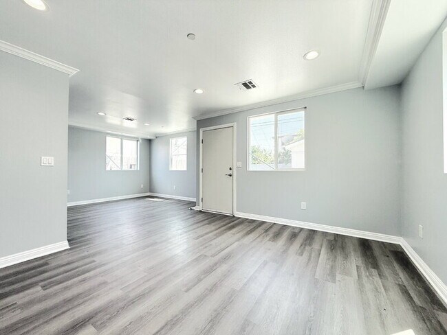 Building Photo - 322 E 55th St
