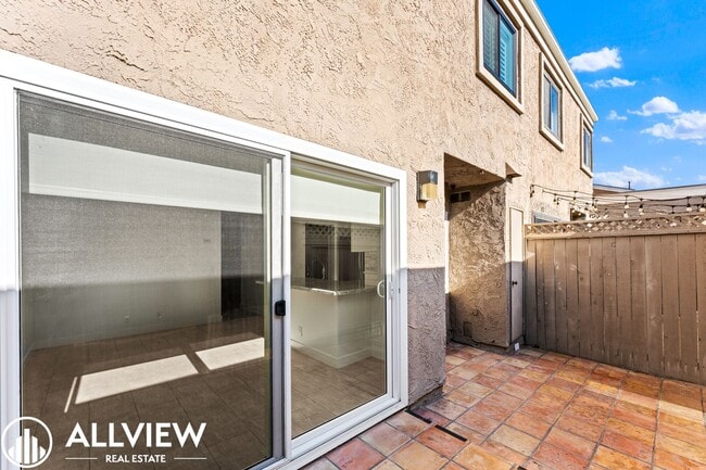 Building Photo - Gorgeous 3 Bed/2.5 Bath in Newport Beach Available Now!