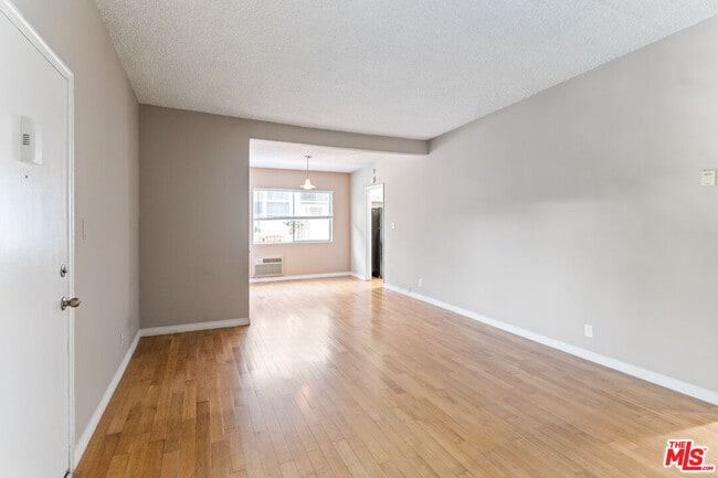 Building Photo - 941 N San Vicente Blvd