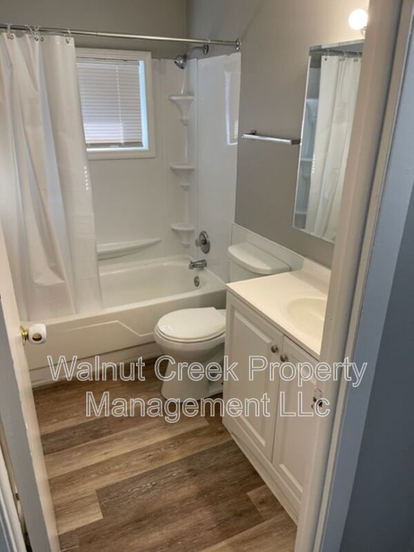 Building Photo - 671-681 Shoreline Dr