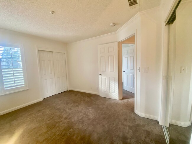 Building Photo - Pleasanton Townhouse, 2 Bed 2 Bath Upstair...