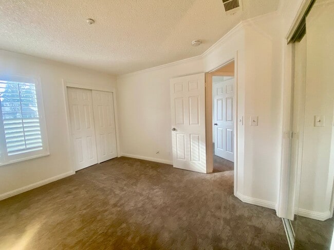 Building Photo - Pleasanton Townhouse, 2 Bed 2 Bath Upstairs End Unit, Private Patio, 2 parking spots, Close to do...