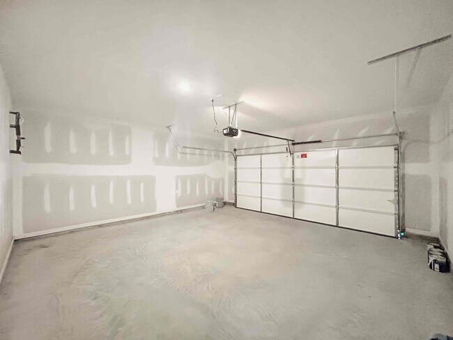 Building Photo - 329 Creekview Wy
