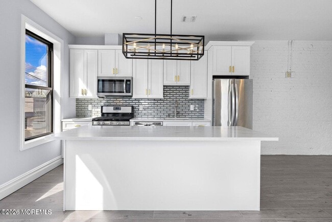 Building Photo - 160 Monmouth St