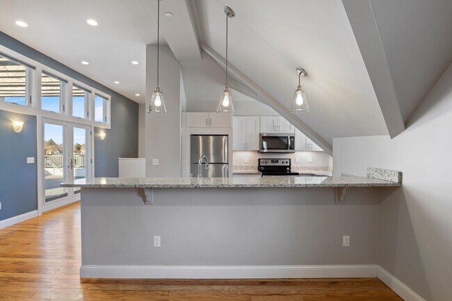 Building Photo - 303 Islington St