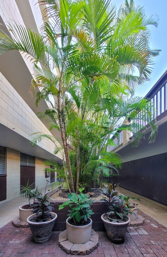 Building Photo - 1023