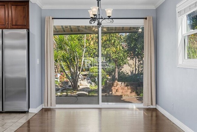 Building Photo - 1425 W Woodcrest Ave