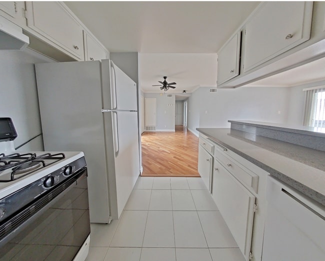 Building Photo - Spacious 1 Bedroom Condo in the Gated Park Bristol Community