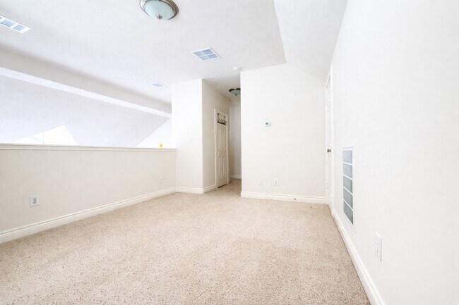 Building Photo - 3411 Clearview Cir