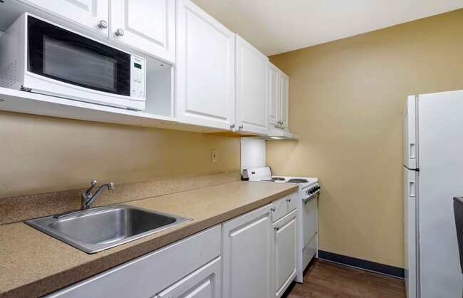 Building Photo - Furnished Studio-Tampa - Airport - Memoria...