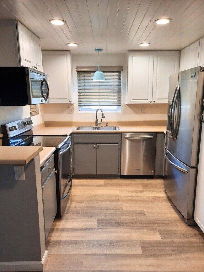 Building Photo - 220 Woodland Pkwy