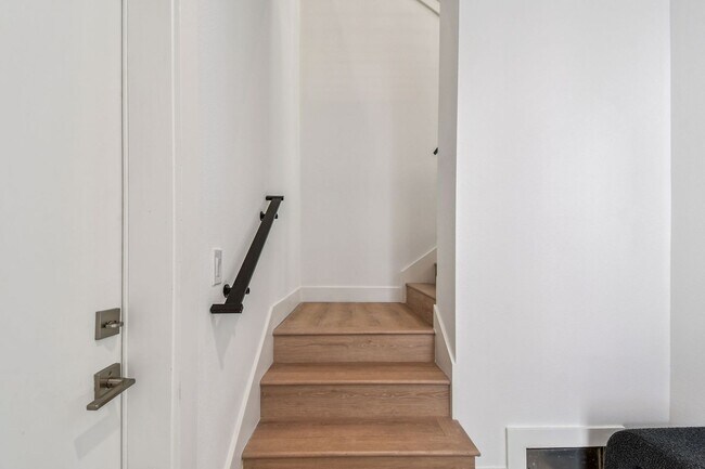 Building Photo - A charming coastal townhouse, just minutes from downtown St. Pete!