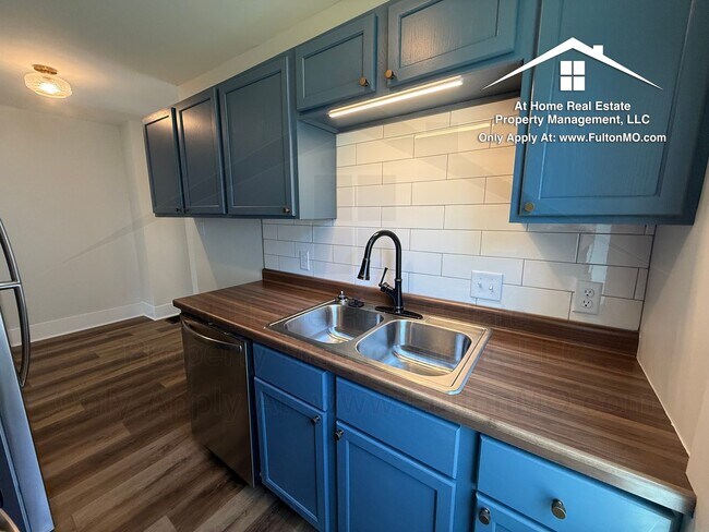 Building Photo - 210 W 6th St