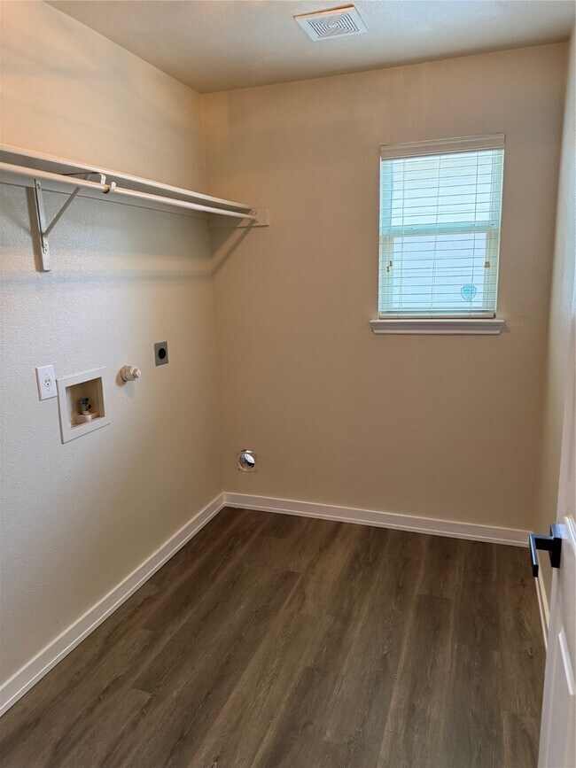 Building Photo - 3933 Brook Hollow Dr