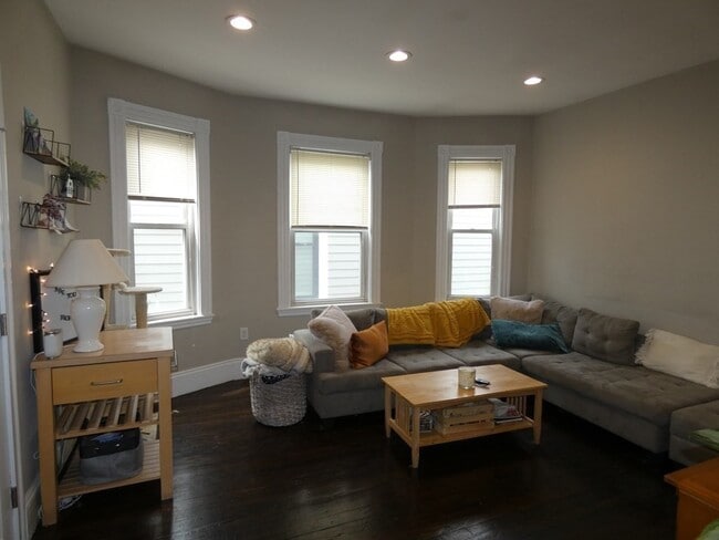 Building Photo - 37 Condor St