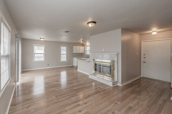 Building Photo - 3 Bedroom, 1.5 Bathroom in West Worth Village