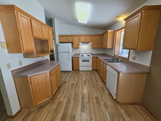 Building Photo - 4 Bedroom 2 Bathroom Home on 5 Acres with Shop, New Deck & Attached Garage