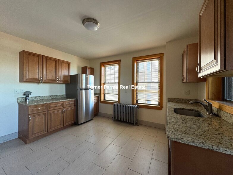 Building Photo - 145 Hillside St