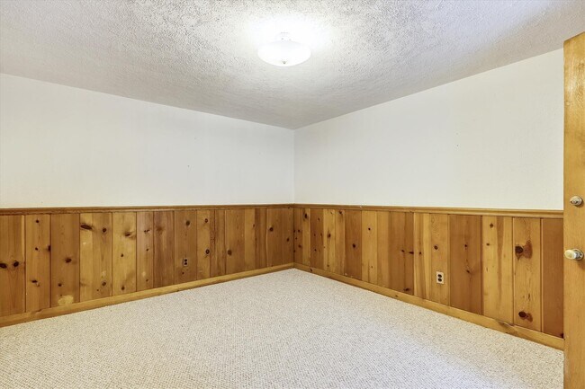 Building Photo - One Level Living -- 5bed / 3bath - Chevy Chase