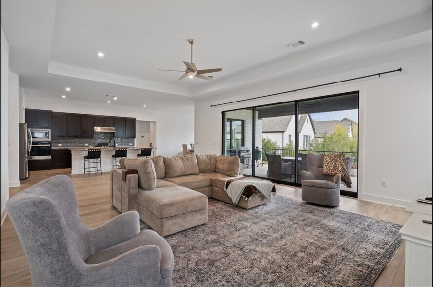 Building Photo - 616 Hallwood Dr