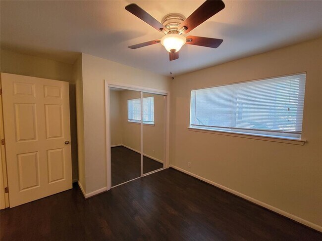Building Photo - 1530 Heights Blvd