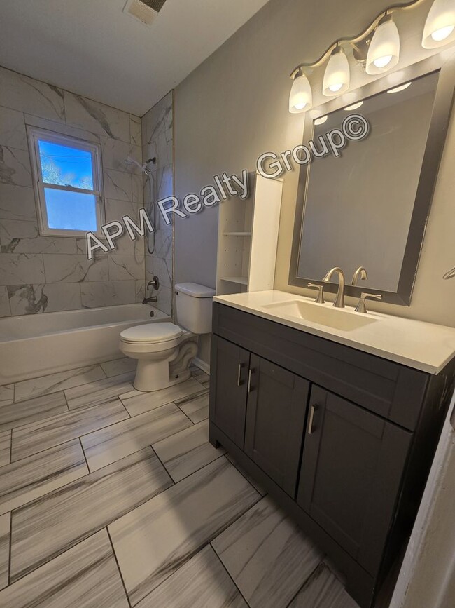 Building Photo - Three bedroom house in Eastover