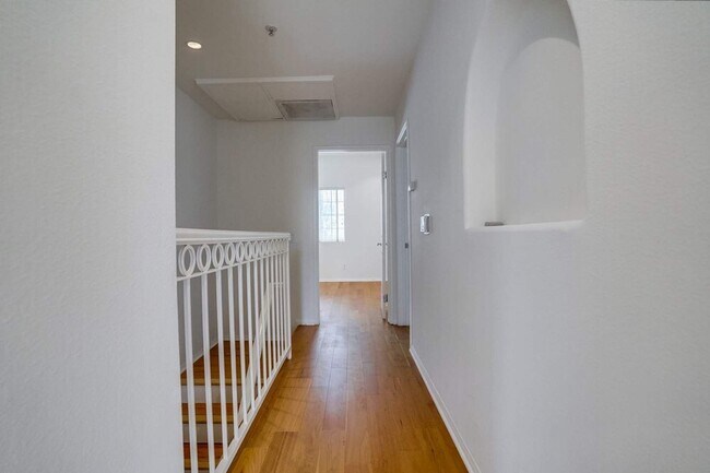 Building Photo - 852 N Poinsettia Pl