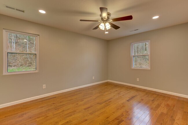 Building Photo - 5 bed 3 bath - Gorgeous Large Family Home ...