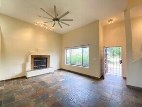 Building Photo - Spacious Home in Vista Primera