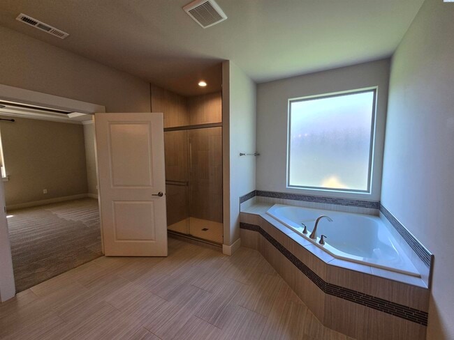 Building Photo - Spacious Rambler in South Richland with La...