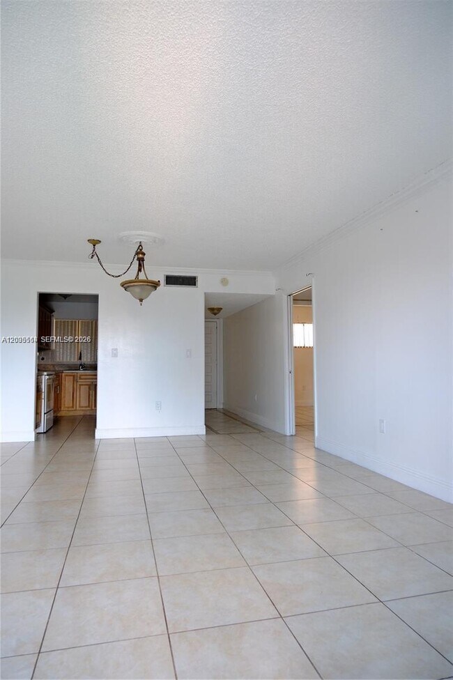 Building Photo - 650 NE 149th St