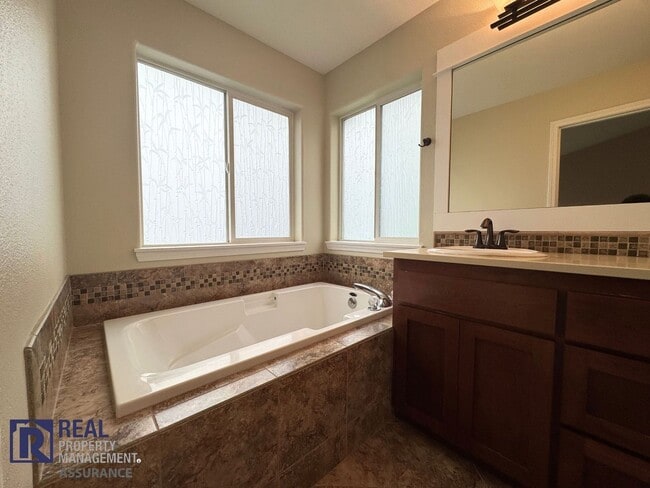 Building Photo - MOVE IN SPECIAL!! Spacious 5-Bedroom Home in Desirable Autumn Crest – Beaverton!!