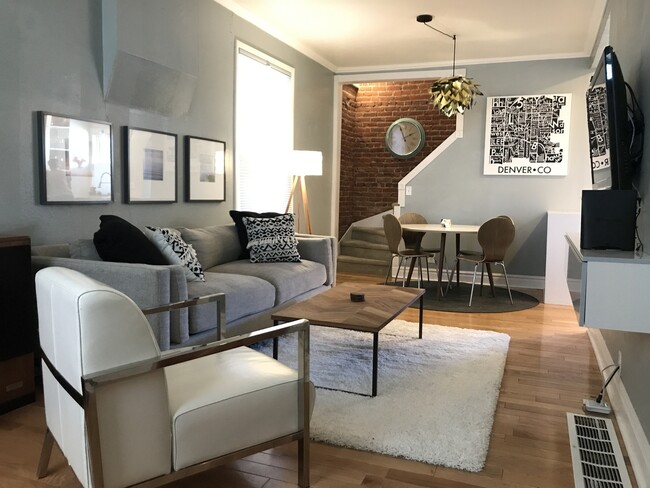 Building Photo - Bright and Cozy 2-Bedroom in Sunnyside wit...