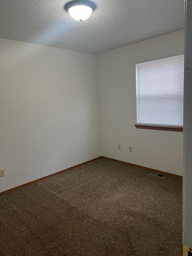 Building Photo - 3 Bedroom 2 bath Spacious Home in a quiet neighborhood!