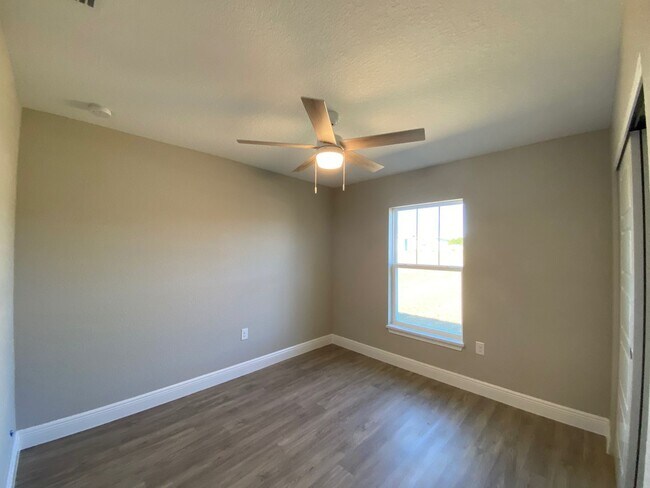 Building Photo - *** COMING SOON NOT AVAILABLE FOR SHOW UNIT MID APRIL....3/2/2 Silver Spring Shores **Won't Last***