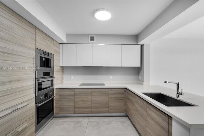 Building Photo - 300 Sunny Isles Blvd