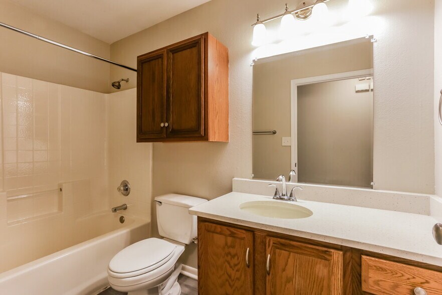 Building Photo - 825 Cruise St