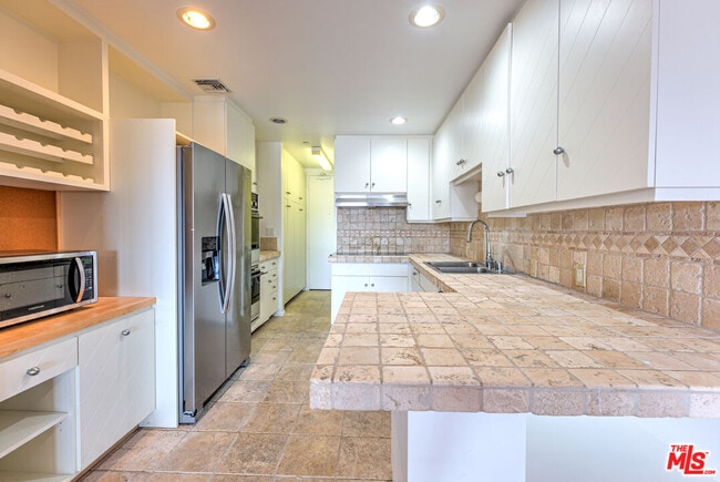 Building Photo - 10551 Wilshire Blvd