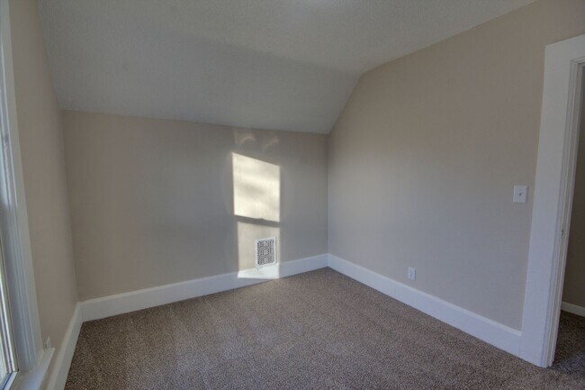 Building Photo - SL POS929