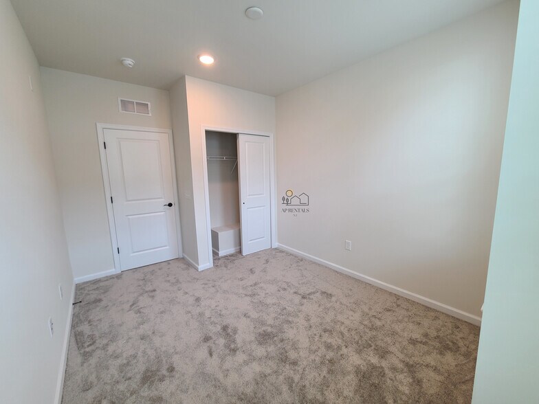 Building Photo - 622 Sadie Cir