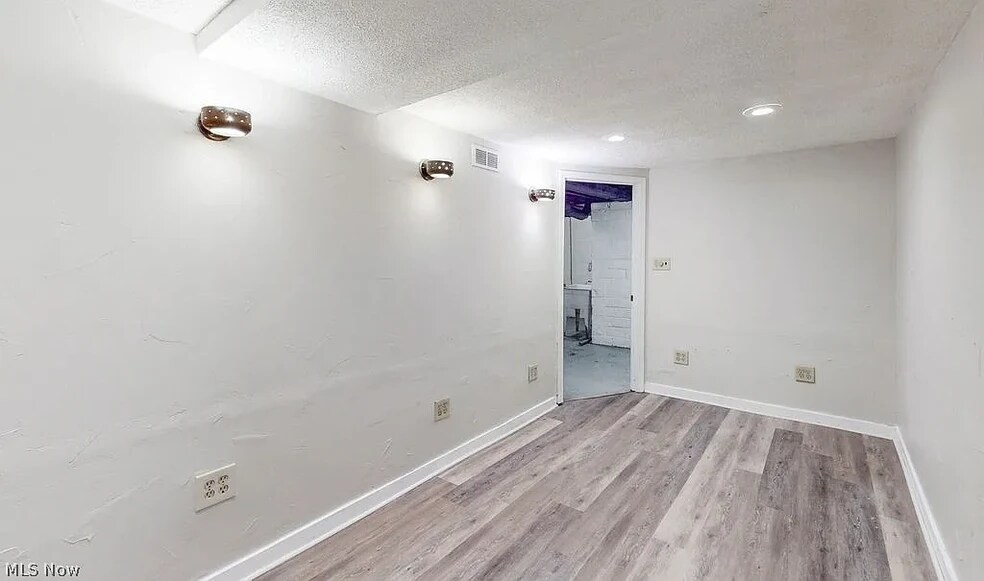 Building Photo - 411 Lindenwood Ave