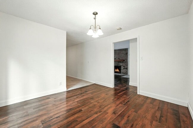 Building Photo - NEW LISTING! 3 BED/2 BATH HOUSE!