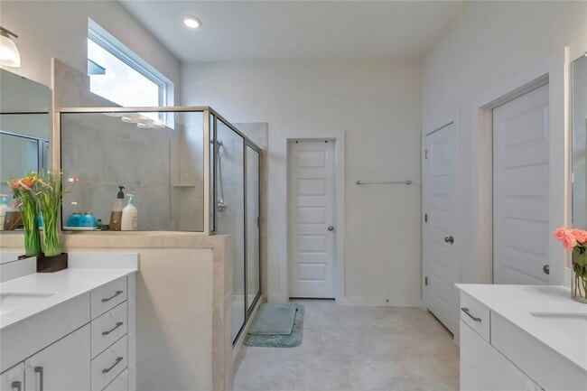 Building Photo - 563 Saturnia Dr