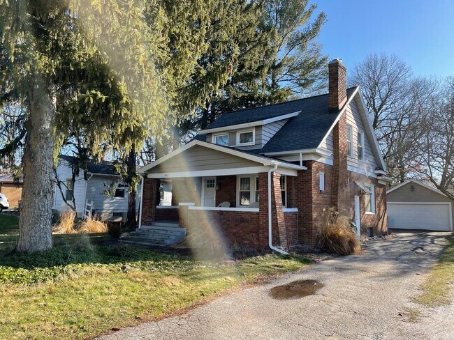 Building Photo - 3 bed 1 bath Brick Bungalow in Forest Hills