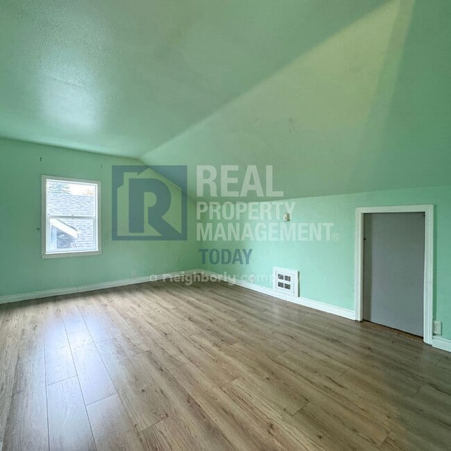 Building Photo - Sweet 3 bedroom and 2 bath + 3 car garage ...