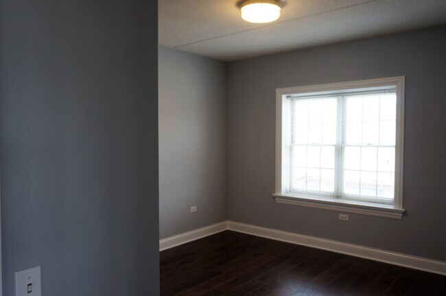 Building Photo - 210 N Addison Ave #401